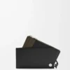 Tarjetero con monedero Pebble Slider en piel de becerro napa brillante negro/caqui oscuro Tarjetero con monedero Pebble Slider en piel de becerro napa brillante negro/caqui oscuro