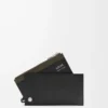 Tarjetero con monedero Pebble Slider en piel de becerro napa brillante negro/caqui oscuro Tarjetero con monedero Pebble Slider en piel de becerro napa brillante negro/caqui oscuro