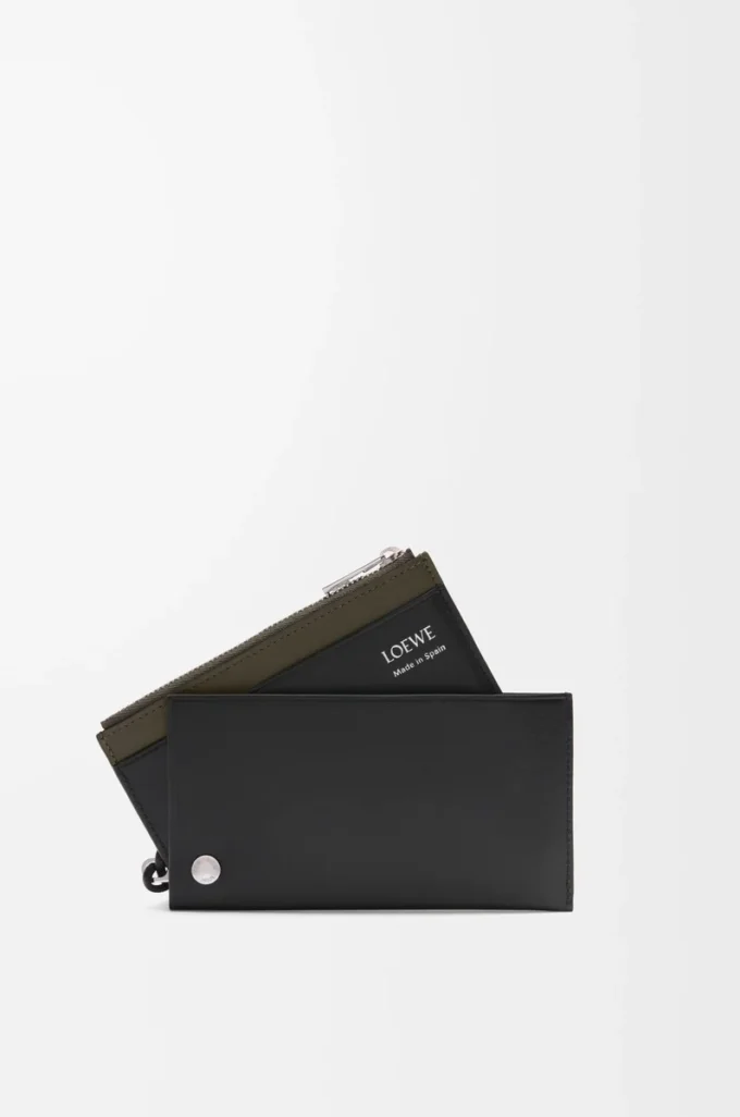 Tarjetero con monedero Pebble Slider en piel de becerro napa brillante negro/caqui oscuro Tarjetero con monedero Pebble Slider en piel de becerro napa brillante negro/caqui oscuro
