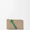Tarjetero con nudo en piel de becerro napa brillante Sand/Tropical Green Tarjetero con nudo en piel de becerro napa brillante Sand/Tropical Green