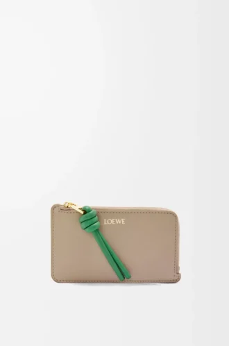 Tarjetero con nudo en piel de becerro napa brillante Sand/Tropical Green Tarjetero con nudo en piel de becerro napa brillante Sand/Tropical Green