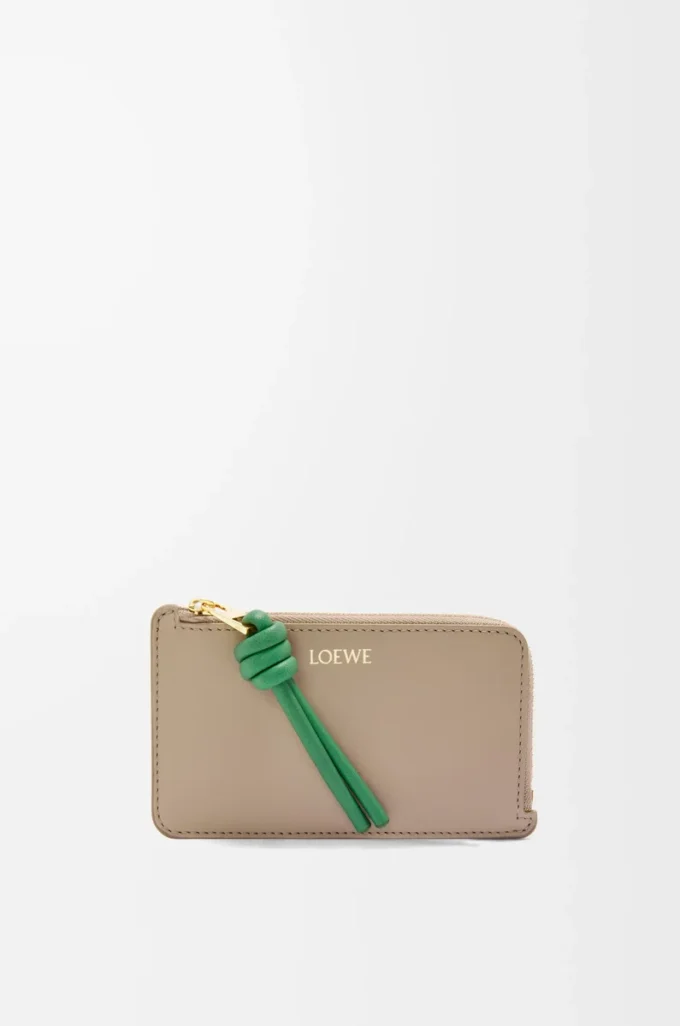 Tarjetero con nudo en piel de becerro napa brillante Sand/Tropical Green Tarjetero con nudo en piel de becerro napa brillante Sand/Tropical Green