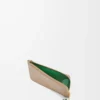 Tarjetero con nudo en piel de becerro napa brillante Sand/Tropical Green Tarjetero con nudo en piel de becerro napa brillante Sand/Tropical Green