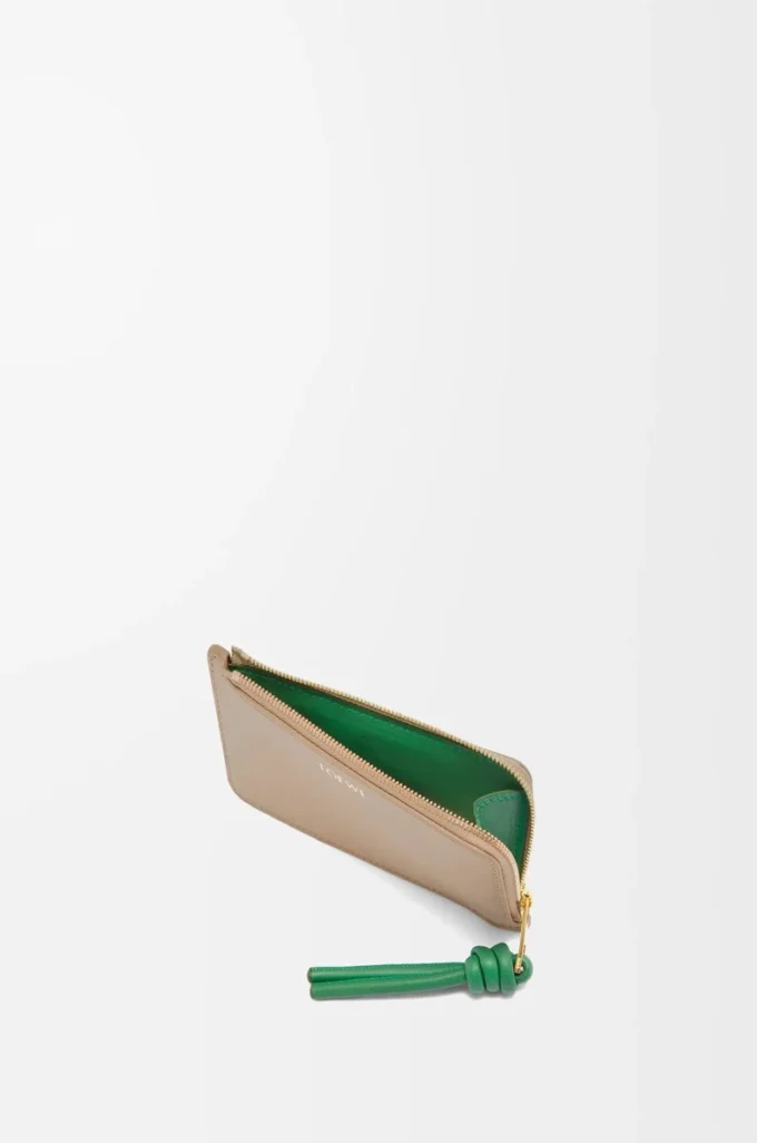 Tarjetero con nudo en piel de becerro napa brillante Sand/Tropical Green Tarjetero con nudo en piel de becerro napa brillante Sand/Tropical Green