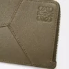 Tarjetero largo Puzzle para monedas en piel de becerro clásica, color caqui oscuro Tarjetero largo Puzzle para monedas en piel de becerro clásica, color caqui oscuro