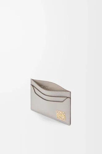 Tarjetero liso Anagram en piel de becerro granulada Light Ghost Grey