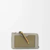 Tarjetero monedero en piel de becerro granulada suave Shell Grey/Eucalyptus Tarjetero monedero en piel de becerro granulada suave Shell Grey/Eucalyptus