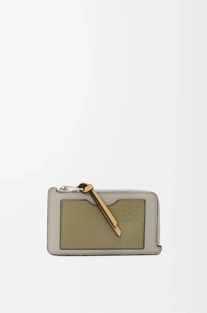 Tarjetero monedero en piel de becerro granulada suave Shell Grey/Eucalyptus Tarjetero monedero en piel de becerro granulada suave Shell Grey/Eucalyptus