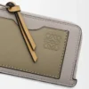 Tarjetero monedero en piel de becerro granulada suave Shell Grey/Eucalyptus Tarjetero monedero en piel de becerro granulada suave Shell Grey/Eucalyptus