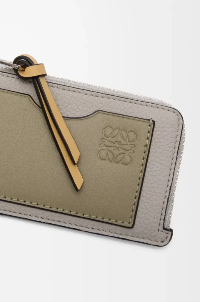 Tarjetero monedero en piel de becerro granulada suave Shell Grey/Eucalyptus Tarjetero monedero en piel de becerro granulada suave Shell Grey/Eucalyptus