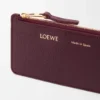 Tarjetero monedero en piel de becerro lisa y granulada Dark Burgundy Tarjetero monedero en piel de becerro lisa y granulada Dark Burgundy