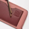 Tarjetero para monedas en piel de becerro granulada suave Blush/Mahogany Tarjetero para monedas en piel de becerro granulada suave Blush/Mahogany