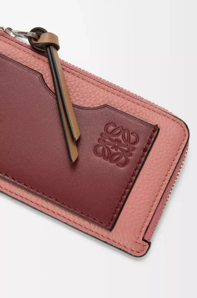 Tarjetero para monedas en piel de becerro granulada suave Blush/Mahogany Tarjetero para monedas en piel de becerro granulada suave Blush/Mahogany