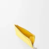 Tarjetero para monedas Pebble en piel de becerro napa brillante color maíz Tarjetero para monedas Pebble en piel de becerro napa brillante color maíz