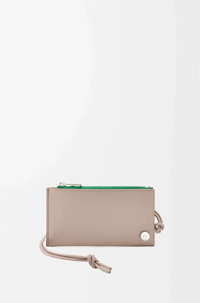 Tarjetero para monedas Pebble Slider en piel de becerro napa brillante Sand/Tropical Green Tarjetero para monedas Pebble Slider en piel de becerro napa brillante Sand/Tropical Green