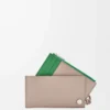 Tarjetero para monedas Pebble Slider en piel de becerro napa brillante Sand/Tropical Green Tarjetero para monedas Pebble Slider en piel de becerro napa brillante Sand/Tropical Green