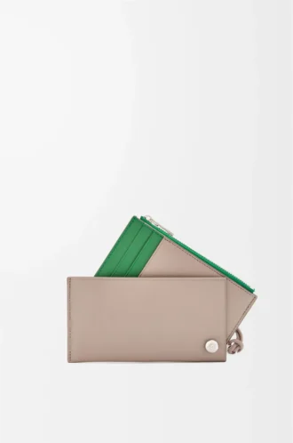Tarjetero para monedas Pebble Slider en piel de becerro napa brillante Sand/Tropical Green