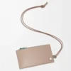 Tarjetero para monedas Pebble Slider en piel de becerro napa brillante Sand/Tropical Green Tarjetero para monedas Pebble Slider en piel de becerro napa brillante Sand/Tropical Green