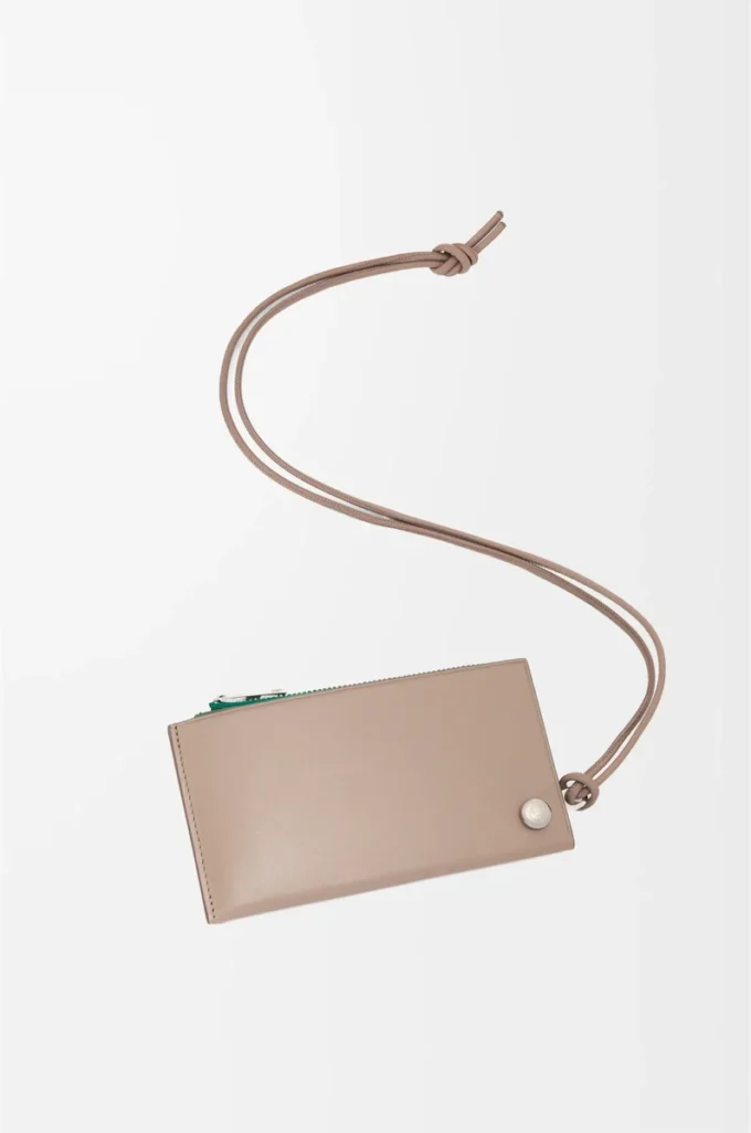 Tarjetero para monedas Pebble Slider en piel de becerro napa brillante Sand/Tropical Green Tarjetero para monedas Pebble Slider en piel de becerro napa brillante Sand/Tropical Green