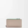 Tarjetero para monedas Pebble Slider en piel de becerro napa brillante Sand/Tropical Green Tarjetero para monedas Pebble Slider en piel de becerro napa brillante Sand/Tropical Green