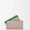 Tarjetero para monedas Pebble Slider en piel de becerro napa brillante Sand/Tropical Green Tarjetero para monedas Pebble Slider en piel de becerro napa brillante Sand/Tropical Green