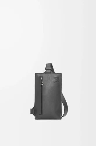 Vertical T Pocket en piel de becerro granulada suave color antracita