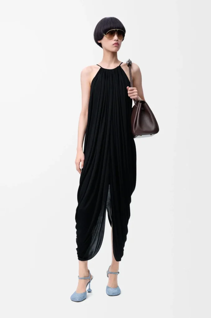 Vestido drapeado de seda negro Vestido drapeado de seda negro