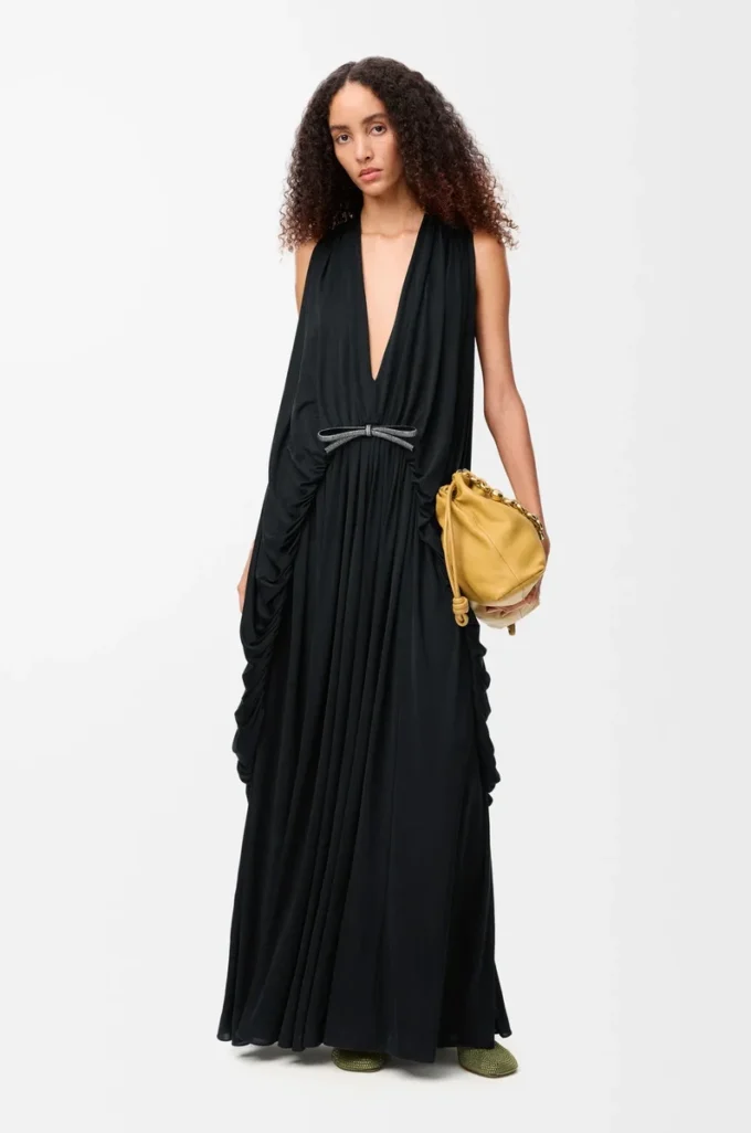 Vestido drapeado de seda negro Vestido drapeado de seda negro