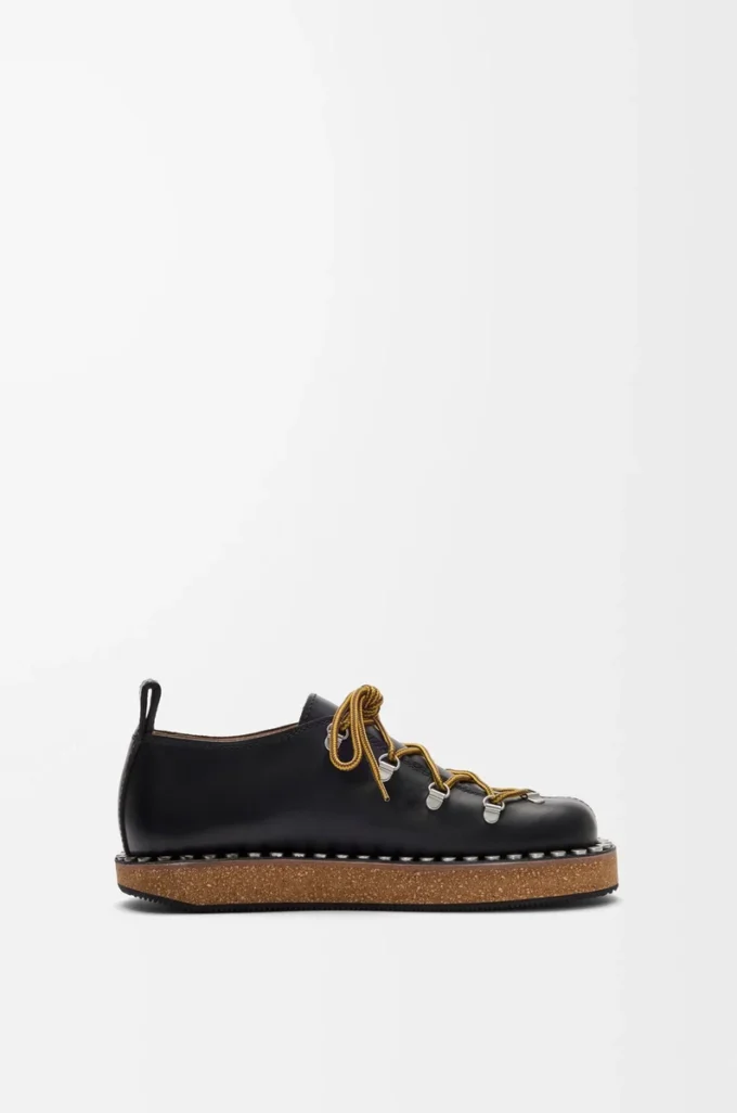 Zapatos con cordones y remaches en piel de becerro curtida vegetalmente. Negro Zapatos con cordones y remaches en piel de becerro curtida vegetalmente. Negro