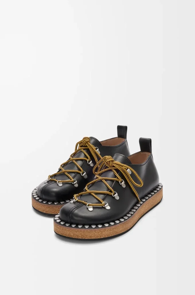 Zapatos con cordones y remaches en piel de becerro curtida vegetalmente. Negro Zapatos con cordones y remaches en piel de becerro curtida vegetalmente. Negro