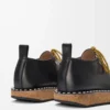 Zapatos con cordones y remaches en piel de becerro curtida vegetalmente. Negro Zapatos con cordones y remaches en piel de becerro curtida vegetalmente. Negro