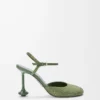 Zapatos de salón con correa al tobillo en ante adornado con pedrería, color verde militar. Zapatos de salón con correa al tobillo en ante adornado con pedrería, color verde militar.