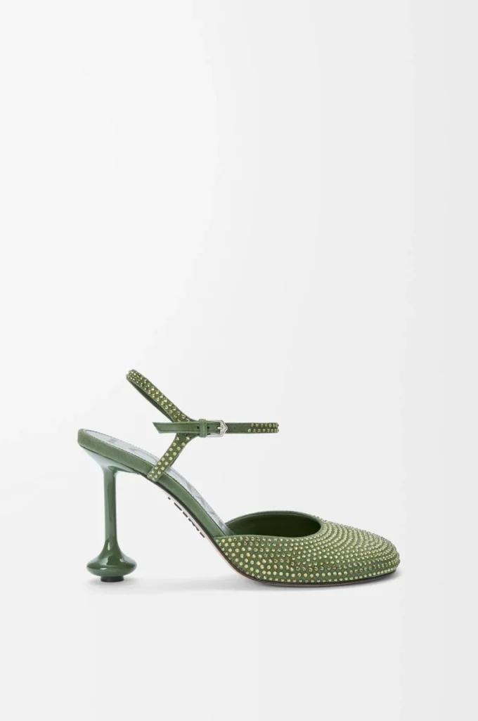 Zapatos de salón con correa al tobillo en ante adornado con pedrería, color verde militar. Zapatos de salón con correa al tobillo en ante adornado con pedrería, color verde militar.