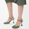 Zapatos de salón con correa al tobillo en ante adornado con pedrería, color verde militar. Zapatos de salón con correa al tobillo en ante adornado con pedrería, color verde militar.