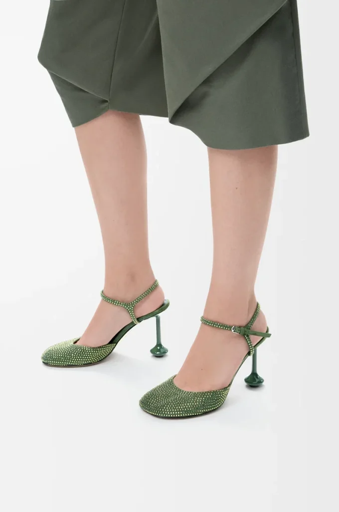 Zapatos de salón con correa al tobillo en ante adornado con pedrería, color verde militar. Zapatos de salón con correa al tobillo en ante adornado con pedrería, color verde militar.