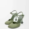 Zapatos de salón con correa al tobillo en ante adornado con pedrería, color verde militar. Zapatos de salón con correa al tobillo en ante adornado con pedrería, color verde militar.