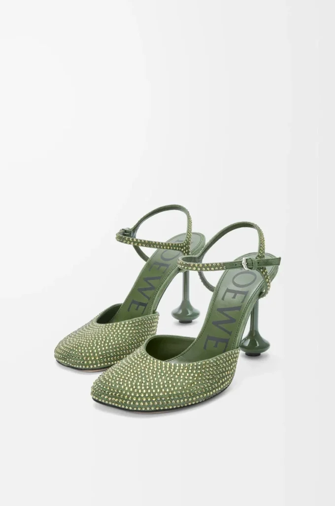 Zapatos de salón con correa al tobillo en ante adornado con pedrería, color verde militar. Zapatos de salón con correa al tobillo en ante adornado con pedrería, color verde militar.