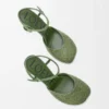 Zapatos de salón con correa al tobillo en ante adornado con pedrería, color verde militar. Zapatos de salón con correa al tobillo en ante adornado con pedrería, color verde militar.