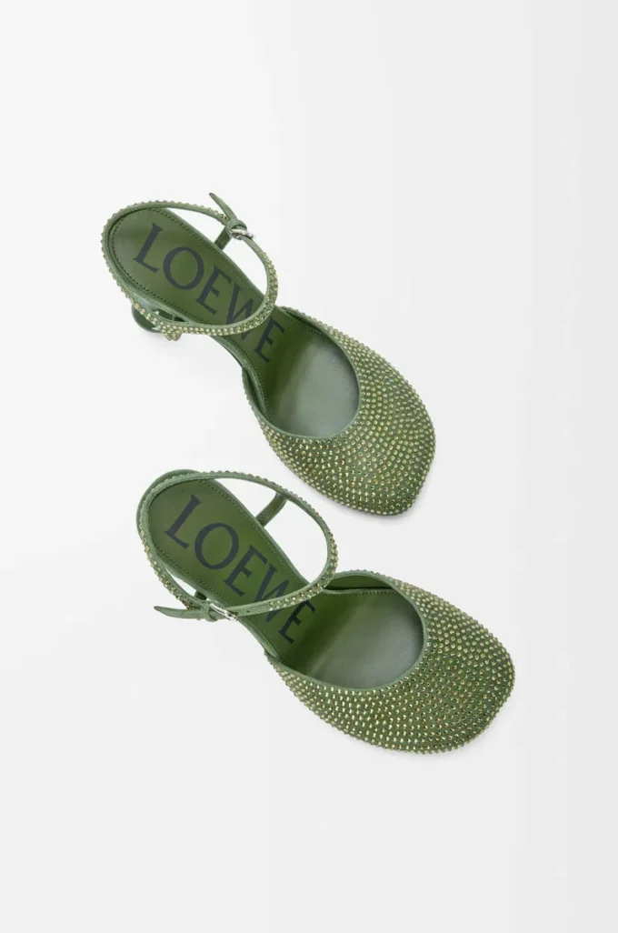 Zapatos de salón con correa al tobillo en ante adornado con pedrería, color verde militar. Zapatos de salón con correa al tobillo en ante adornado con pedrería, color verde militar.
