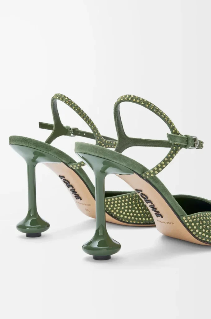 Zapatos de salón con correa al tobillo en ante adornado con pedrería, color verde militar. Zapatos de salón con correa al tobillo en ante adornado con pedrería, color verde militar.