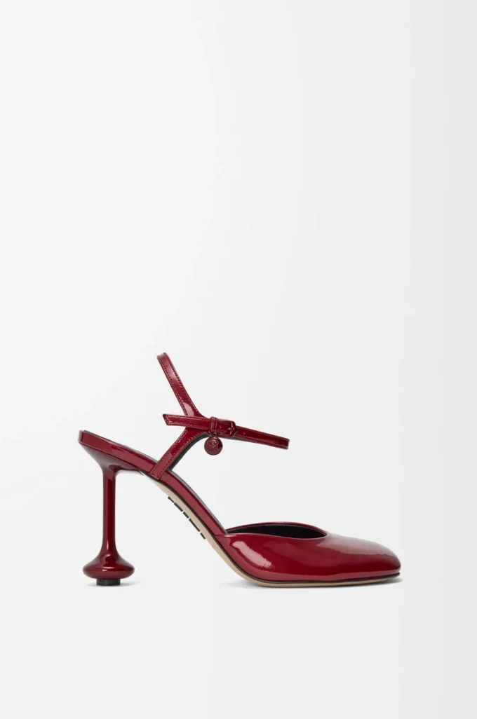 Zapatos de salón Toy con correa al tobillo en suave piel de cordero charolada. Rojo oscuro Zapatos de salón Toy con correa al tobillo en suave piel de cordero charolada. Rojo oscuro