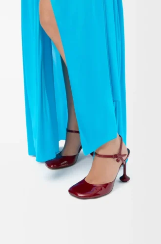 Zapatos de salón Toy con correa al tobillo en suave piel de cordero charolada. Rojo oscuro