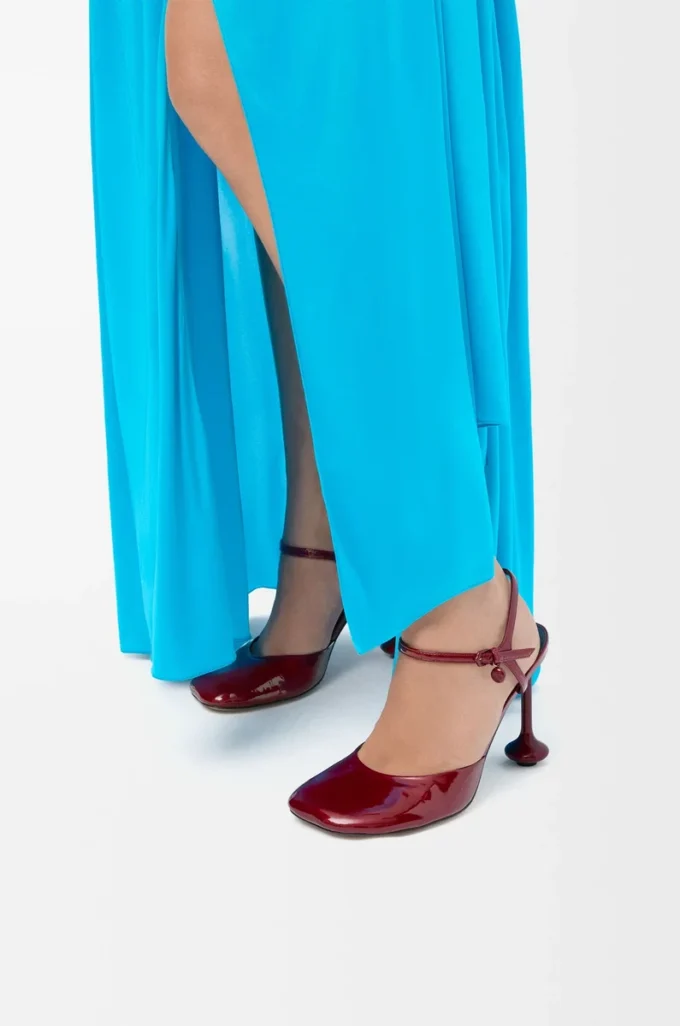 Zapatos de salón Toy con correa al tobillo en suave piel de cordero charolada. Rojo oscuro Zapatos de salón Toy con correa al tobillo en suave piel de cordero charolada. Rojo oscuro
