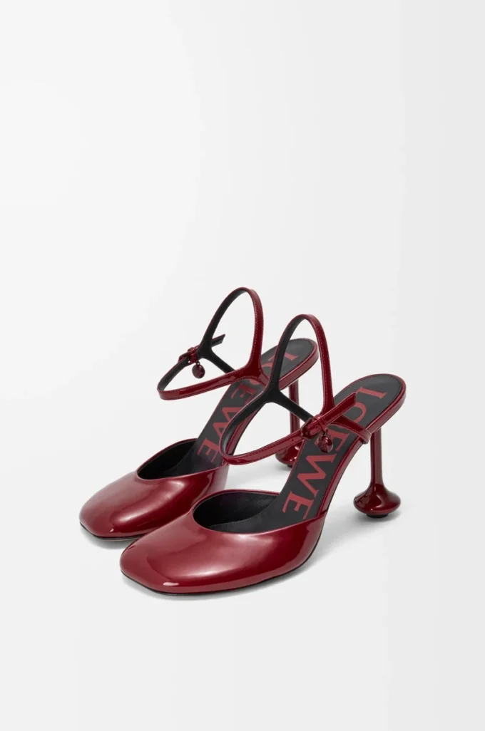 Zapatos de salón Toy con correa al tobillo en suave piel de cordero charolada. Rojo oscuro Zapatos de salón Toy con correa al tobillo en suave piel de cordero charolada. Rojo oscuro