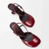 Zapatos de salón Toy con correa al tobillo en suave piel de cordero charolada. Rojo oscuro Zapatos de salón Toy con correa al tobillo en suave piel de cordero charolada. Rojo oscuro