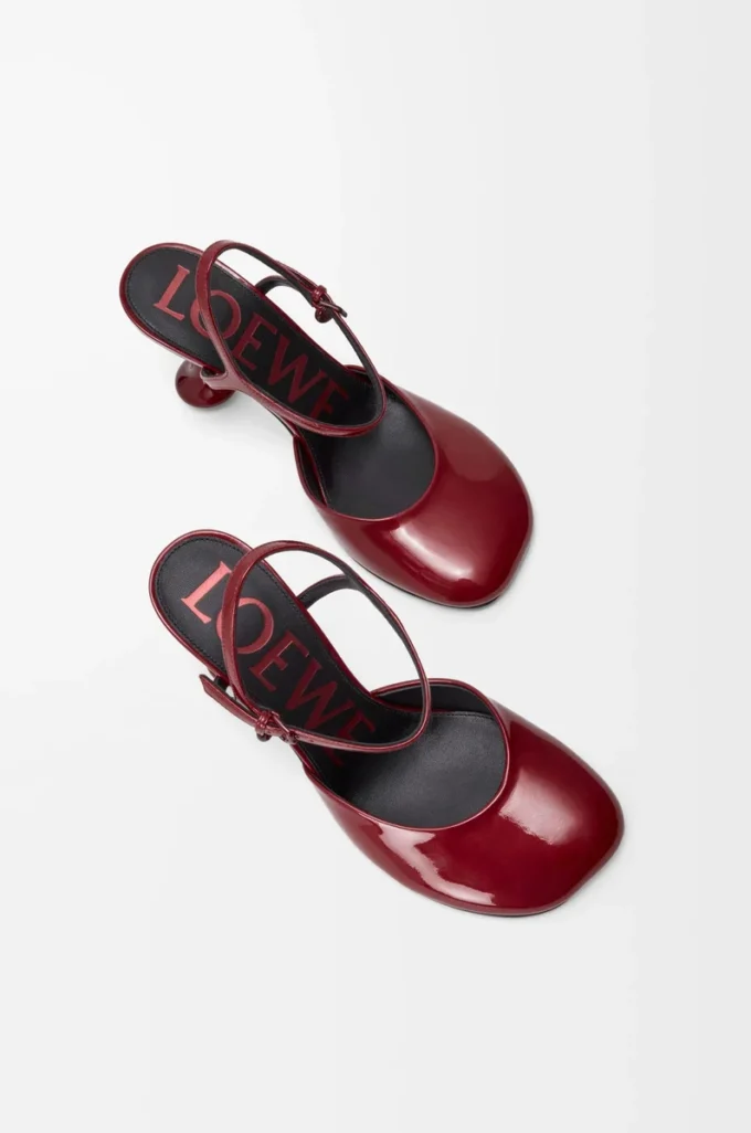 Zapatos de salón Toy con correa al tobillo en suave piel de cordero charolada. Rojo oscuro Zapatos de salón Toy con correa al tobillo en suave piel de cordero charolada. Rojo oscuro